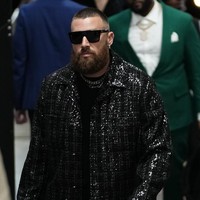 Pria 34 tahun ini melengkapi penampilannya dengan dua kalung rantai silver dan sepasang kacama hitam. Foto: Dok. AP