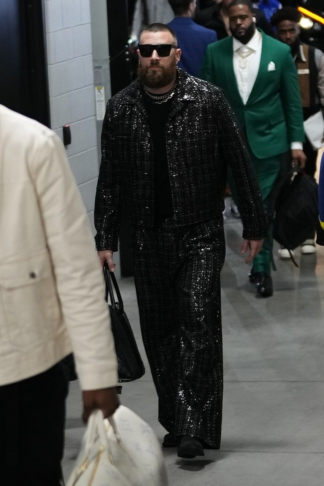 Atlet football Travis Kelce hadir di Allegiant Stadium, Las Vegas, AS, pada Minggu (11/2/2024) dengan busana serba hitam. Foto: Dok. AP