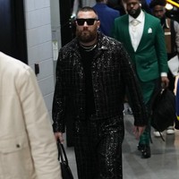 Atlet football Travis Kelce hadir di Allegiant Stadium, Las Vegas, AS, pada Minggu (11/2/2024) dengan busana serba hitam. Foto: Dok. AP