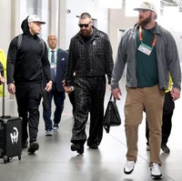 Atlet yang tergabung dalam tim Kansas City Chiefs ini tampak menenteng tas hitam dari koleksi Louis Vuitton. Foto: Steph Chambers/Getty Images