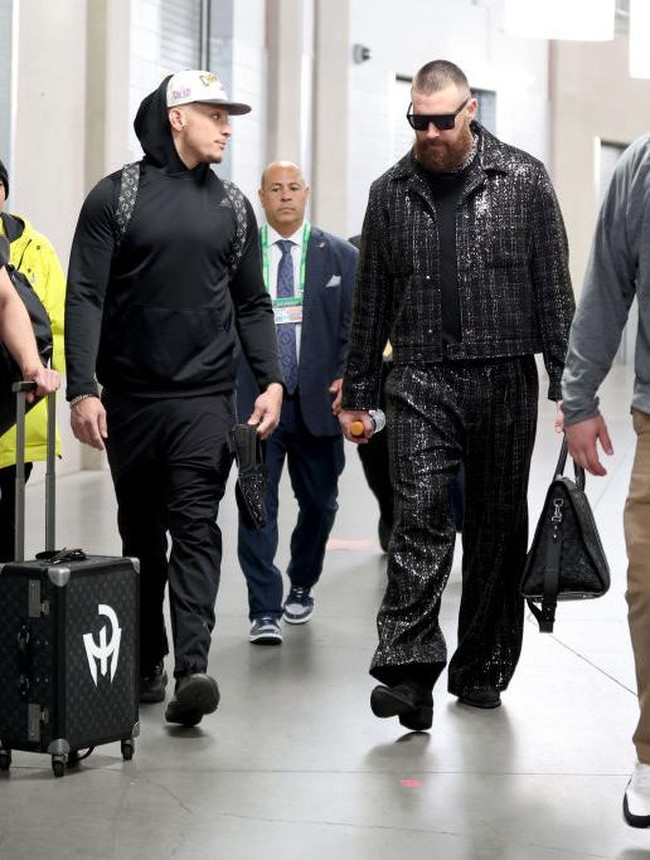 Atlet yang tergabung dalam tim Kansas City Chiefs ini tampak menenteng tas hitam dari koleksi Louis Vuitton. Foto: Steph Chambers/Getty Images