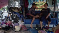 Sejumlah warga lebih memilih truk kosong yang diparkirkan sopirnya di jalur tersebut untuk dijadikan tempat pengungsian darurat dan mendirikan tempat beristirahat dari kendaraan pribadi roda tiga maupun roda empat. 