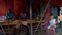 Hal ini karena sejumlah posko pengungsian telah penuh sesak serta untuk menjaga rumah mereka yang terendam banjir dari dekat. 