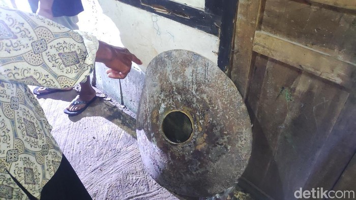 Tutup ketel uap seberat 50 kg yang terjatuh di rumah Suroso yang berjarak 300 meter dari lokasi kejadian, pabrik tahu di Wonosari, Gunungkidul.
