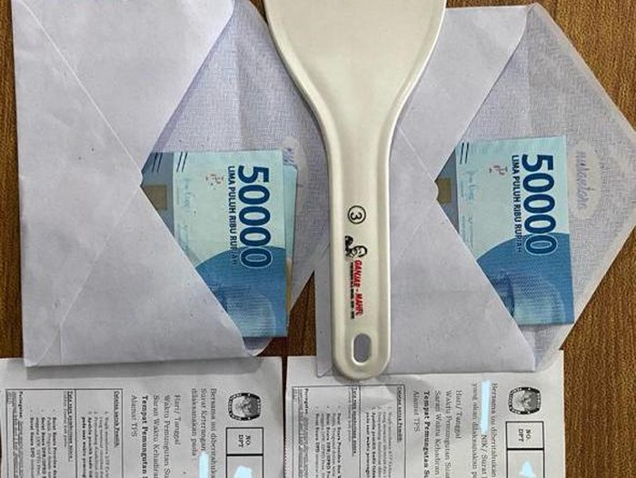 Uang Rp 50 ribu dan centong nasi Ganjar-Mahfud di Malang