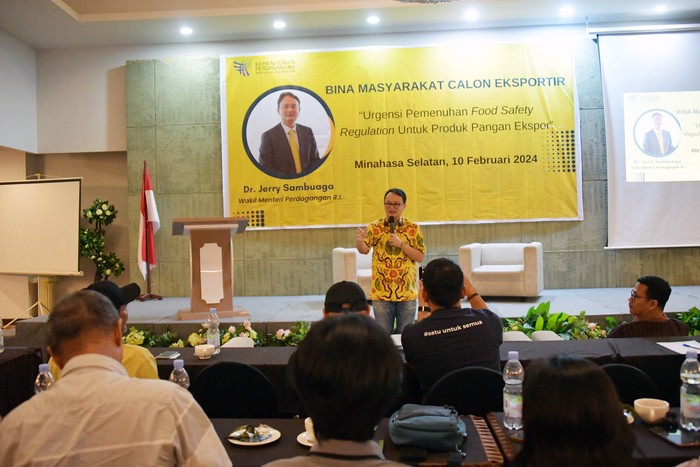 Wakil Menteri Perdagangan Jerry Sambuaga saat menghadiri kegiatan Bina Masyarakat Calon Eksportir dengan tema Urgensi Pemenuhan Food Safety Regulation untuk Produk Pangan Ekspor di Kabupaten Minahasa Selatan, Sulawesi Utara, Sabtu (10/2).