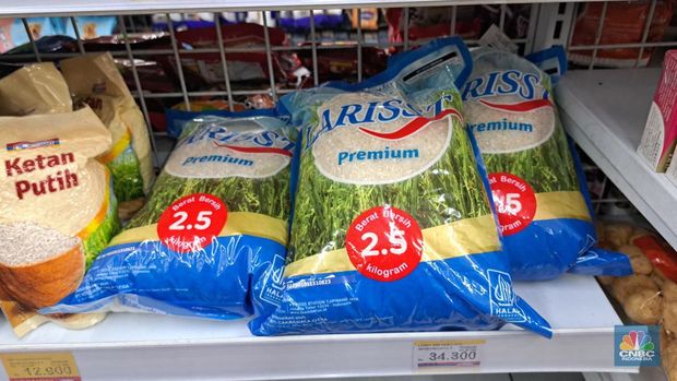 Warga melihat beras kemasan kualitas premium yang dijual pada salah satu gerai Hypermart di Jakarta, Senin (12/4/2024). (CNBC Indonesia/Faisal Rahman)