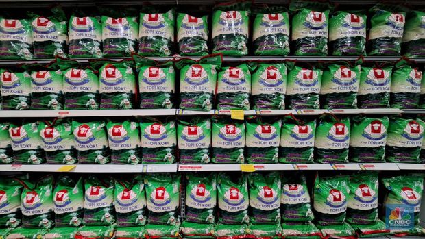 Warga melihat beras kemasan kualitas premium yang dijual pada salah satu gerai Hypermart di Jakarta, Senin (12/4/2024). (CNBC Indonesia/Faisal Rahman)