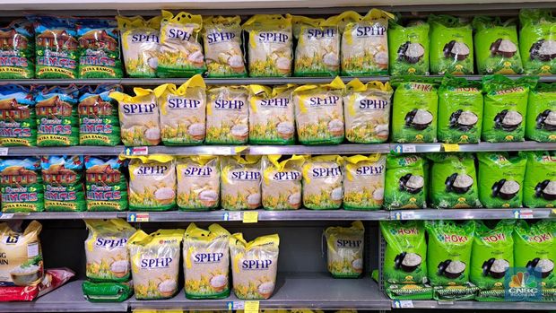 Warga melihat beras kemasan kualitas premium yang dijual pada salah satu gerai Hypermart di Jakarta, Senin (12/4/2024). (CNBC Indonesia/Faisal Rahman)