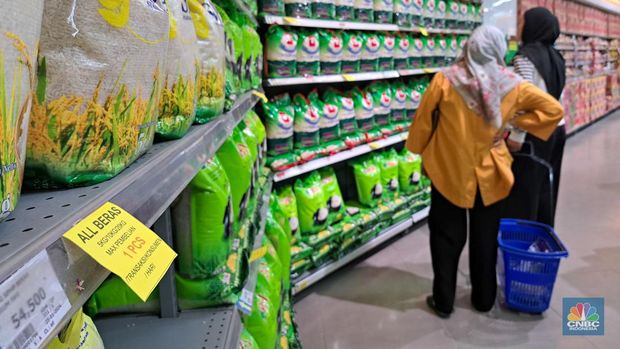 Warga melihat beras kemasan kualitas premium yang dijual pada salah satu gerai Hypermart di Jakarta, Senin (12/4/2024). (CNBC Indonesia/Faisal Rahman)