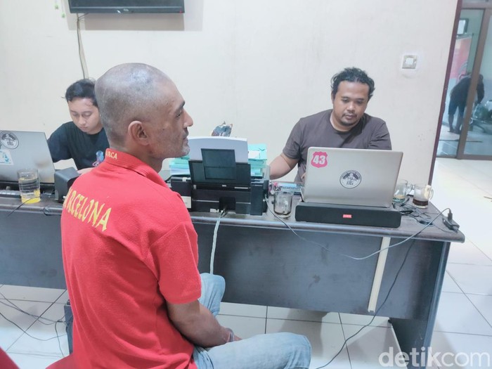 WNA Afghanistan (baju merah) saat diperiksa polisi usai ditangkap akibat transaksi ganja di Puncak