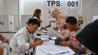 Sorang WNI mencelupkan jarinya ke tinta usai melakukan pencoblosan. Hal itu sebagai tanda jika sudah memberikan hak suaranya.  