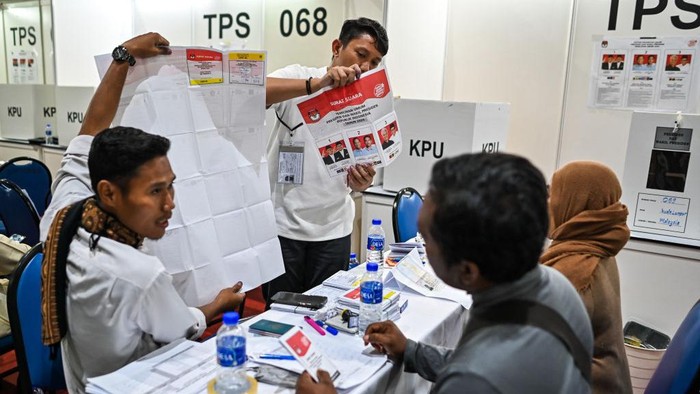 WNI di Malaysia melakukan pencoblosan Pemilu 2024 di TPLSN yang tersebar di sejumlah titik. Begini suasananya.