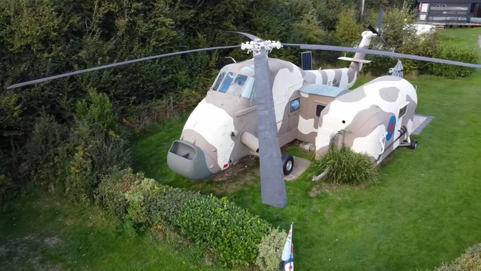 Rumah berwujud helikopter ini memiliki bangunan tambahan di kanan dan kirinya