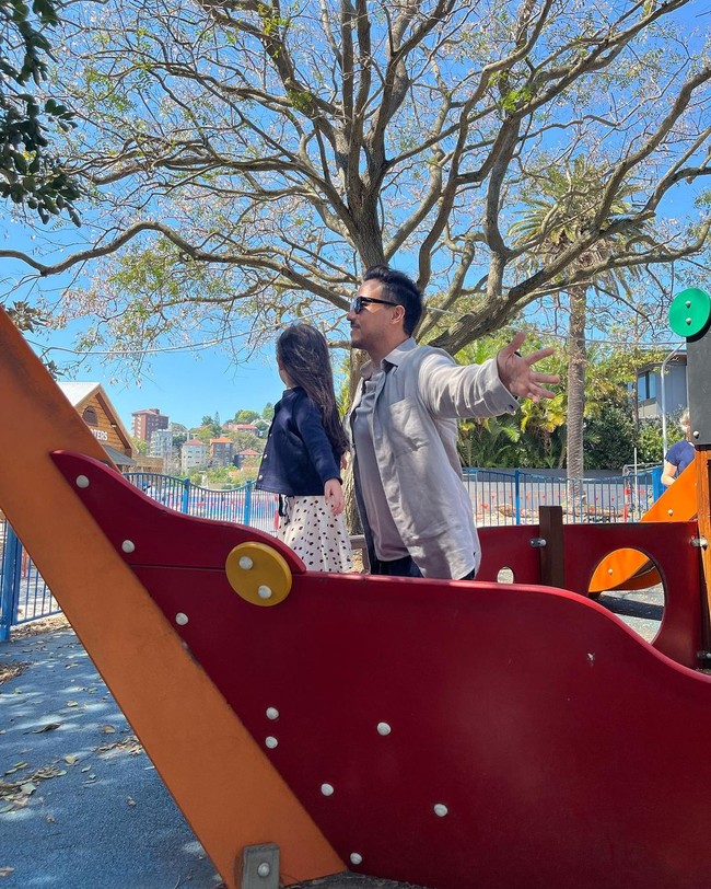 Melalui unggahan di akun Instagram juga terlihat jika Zalina sering bepergian bersama kedua orangtuanya. Zalina sudah beberapa kali berlibur ke luar negeri bersama orangtuanya. Foto: Instagram: @raisa6690