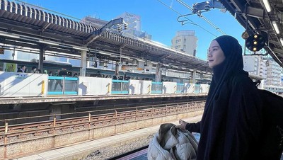 7 Potret Zaskia Adya Mecca Pakai Baju Syari Saat Liburan ke Jepang