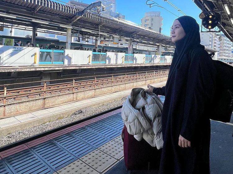 7 Potret Zaskia Adya Mecca Pakai Baju Syari Saat Liburan ke Jepang