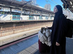 7 Potret Zaskia Adya Mecca Pakai Baju Syari Saat Liburan ke Jepang