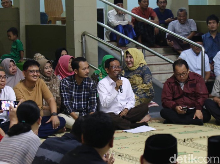 Acara tirakatan di kompleks kediaman Mahfud Md, Jogja, pada Selasa (13/2/2024).