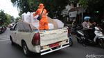 Aksi Tanggap Petugas PPSU Bantu Angkut Logistik Pemilu