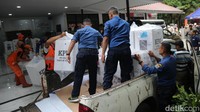 Proses pendistribusian dibantu petugas PJLP, Satpol PP dan Perhubungan.