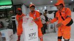 Aksi Tanggap Petugas PPSU Bantu Angkut Logistik Pemilu