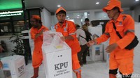 Komisi Pemilihan Umum (KPU) Jakarta Pusat mendistribusikan logistik Pemilu 2024 ke 396 Tempat Pemungutan Suara (TPS) yang ada di wilayah Kecamatan Johar Baru.