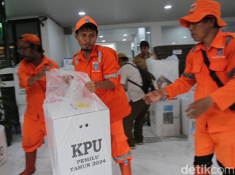 Aksi Tanggap Petugas PPSU Bantu Angkut Logistik Pemilu