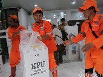 Aksi Tanggap Petugas PPSU Bantu Angkut Logistik Pemilu