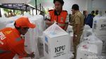 Aksi Tanggap Petugas PPSU Bantu Angkut Logistik Pemilu