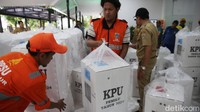Logisitik berupa kotak, bilik dan kertas surat suara itu langsung didistribusikan ke Panitia Pemungutan Suara (PPS) dengan pengawasan petugas Pengawas Pemilu Lapangan (PPL) setiap kelurahan untuk dibawa ke lokasi TPS setiap kelurahan.