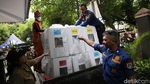 Aksi Tanggap Petugas PPSU Bantu Angkut Logistik Pemilu