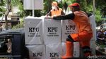 Aksi Tanggap Petugas PPSU Bantu Angkut Logistik Pemilu
