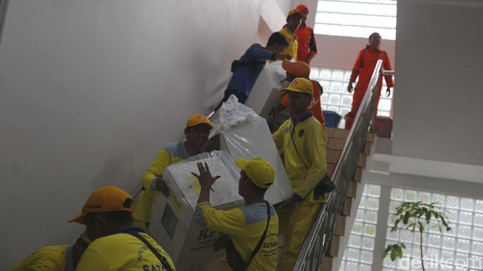 Petugas PPSU yang diperbantukan memuat logistik pemilu ke dalam kendaraan untuk didistribusikan ke tps di Kecamatan Johar Baru, Jakarta Pusat, Selasa (13/2/2024).