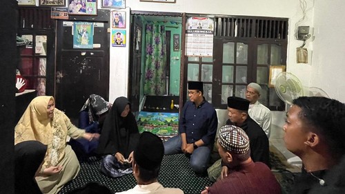 Anies saat takziah ke rumah duka pendukungnya yang meninggal di JIS (dok. Tim Anies)