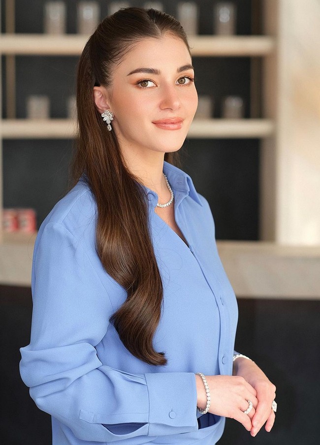 Penampilannya terlihat makin anggun dengan tatanan rambut elegan gaya kuncir tengah. Foto: Instagram/@tmski @modxmakeup