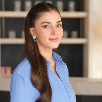 Penampilannya terlihat makin anggun dengan tatanan rambut elegan gaya kuncir tengah. Foto: Instagram/@tmski @modxmakeup