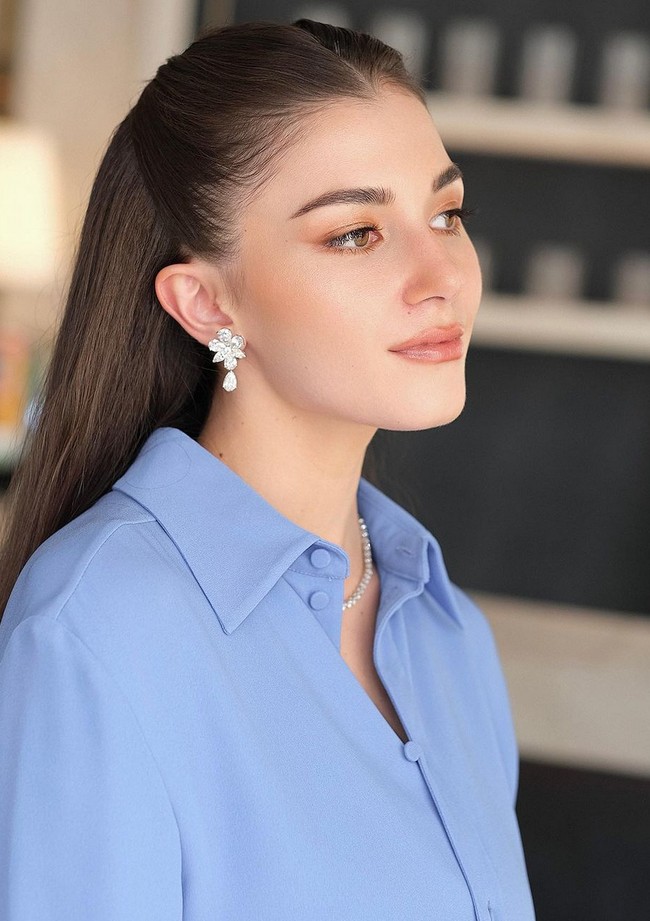 Sepasang anting berlian bentuk bunga dan teardrops menambah kesan royal. Foto: Instagram/@tmski @modxmakeup