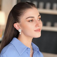 Sepasang anting berlian bentuk bunga dan teardrops menambah kesan royal. Foto: Instagram/@tmski @modxmakeup