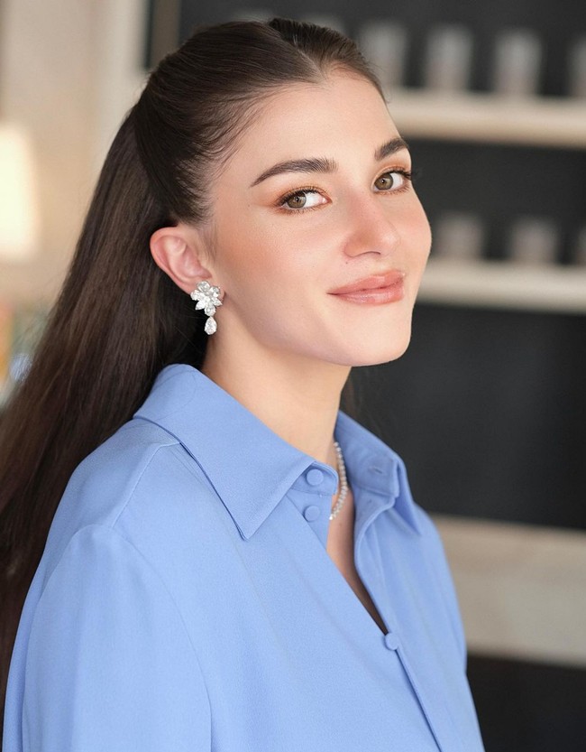 Aura seorang putri terpancar dengan riasan wajah nude bernuansa coklat hangat. Wanita yang kini bergelar Pengiran Anak Isteri Anisha Rosnah binti Adam ini mempercayakan makeup artist Mod-X untuk mempercantikan wajahnya. Foto: Instagram/@tmski @modxmakeup