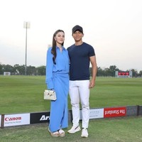 Pangeran Abdul Mateen dan Anisha Rosnah menyempatkan foto bersama di pinggir lapangan. Anisha memilih gaya chic dan simple dengan shirt dress biru dari koleksi Maison Valentino. Dia tampak menenteng tas Hermes Mini Kelly dan melengkapi gayanya dengan sandal espadrilles wedges. Foto: Instagram/@tmski @modxmakeup
