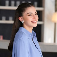 Anisha juga memakai aksesori kalung berhias berlian. Terlihat minimalis tapi tetap mewah. Foto: Instagram/@tmski @modxmakeup