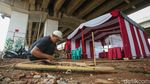 Antusias Warga Dekorasi TPS di Kolong Tol Becakayu