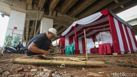 Satu hari jelang pesta demokrasi, para warga bergotong royong menyiapkan Tempat Pemungutan Suara (TPS).