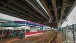 Antusias Warga Dekorasi TPS di Kolong Tol Becakayu