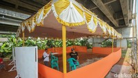 TPS juga dilengkapi dengan tenda untuk kenyamanan warga dalam memilih calon pemimpinnya.