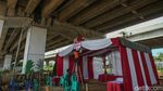 Antusias Warga Dekorasi TPS di Kolong Tol Becakayu
