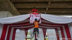 Antusias Warga Dekorasi TPS di Kolong Tol Becakayu