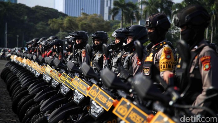 Apel Pengamanan TPS Pemilu 2024 Apel pergeseran pasukan pengamanan Pemilu 2024 digelar di Monas, Jakarta, Selasa (13/2). Apel diikuti ribuan personel gabungan.