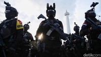 Ribuan personel gabungan mengikuti apel pergeseran pasukan pengamanan Pemilu di Monas, Jakarta.